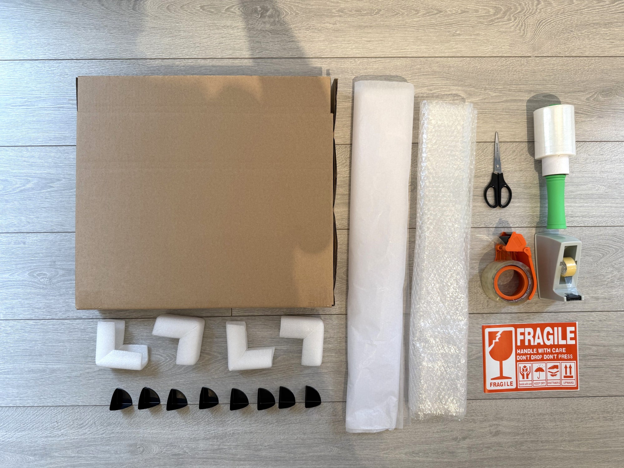 How we pack a framed artwork for shipment? 我們是如何包裝帶框的藝術品以便速遞到不同地方？